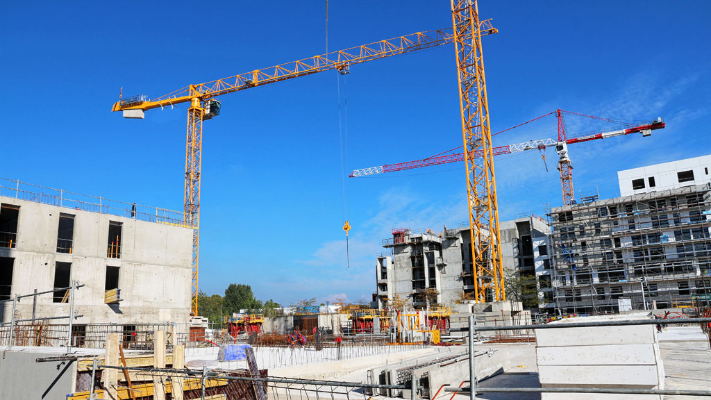 Grue à montage rapide autonome sur chantier accès restreint en centre-ville